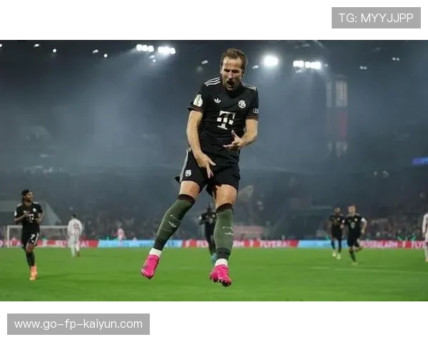 拜仁锋线火力全开，凯恩继续刷新纪录，拜仁战术