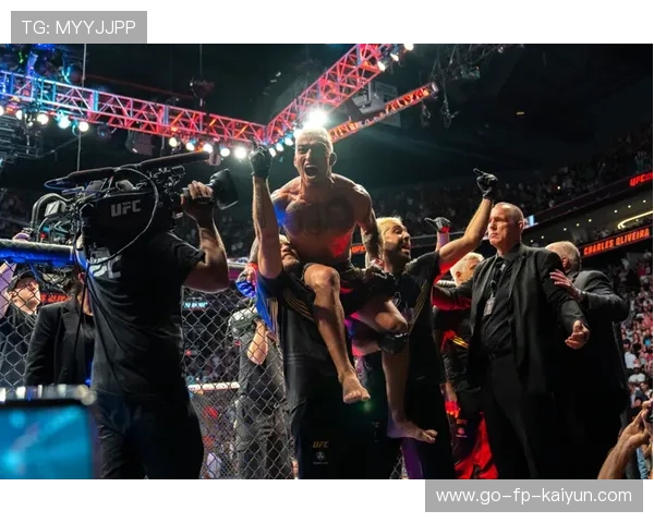 UFC 赛场选手裸绞成功终结比赛